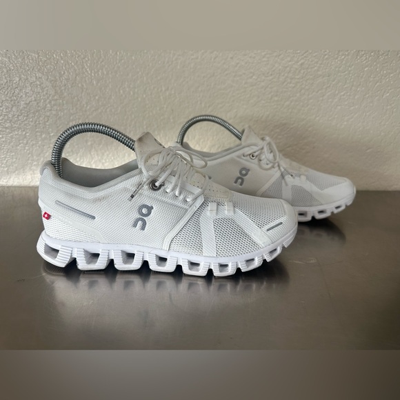 ON Running Shoes - Picture 3 of 10